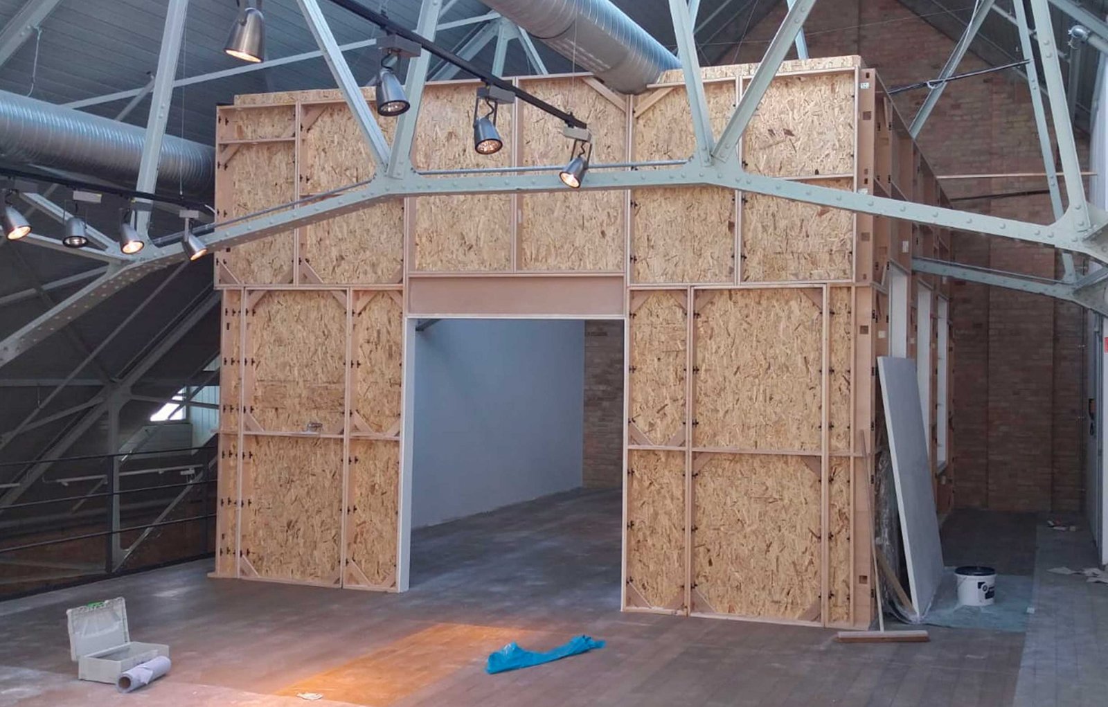 In einem Filmstudio wird ein Raum in eine Halle gebaut.