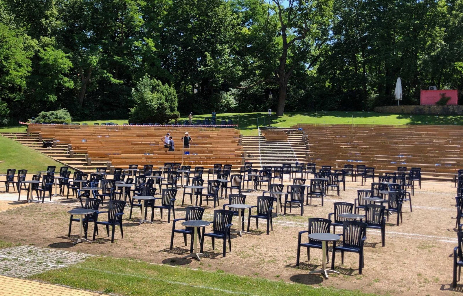 Freiluftkino Friedrichshain: Fest montierte Sitzreihen und mobile Bestuhlung.